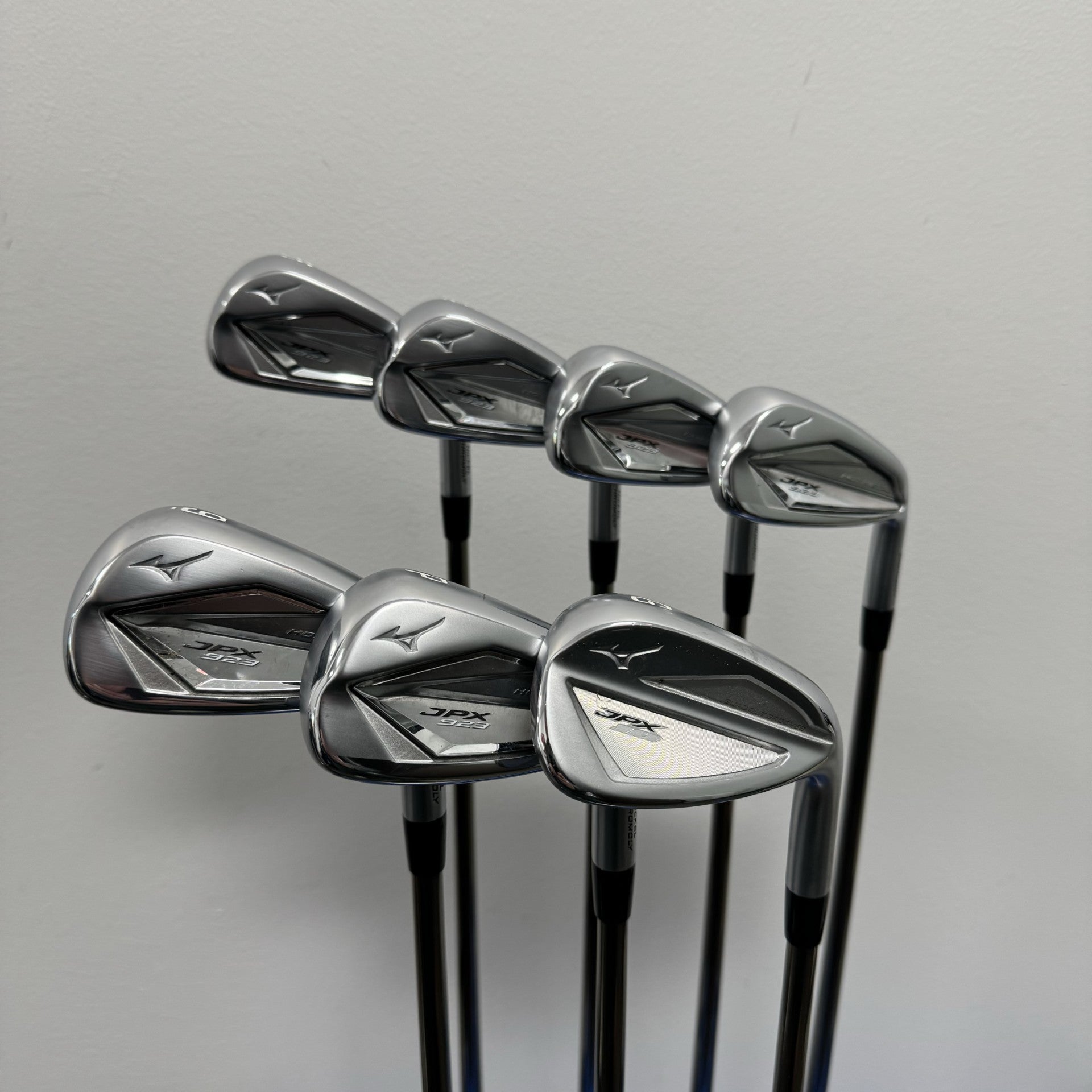 Mizuno JPX 923 Hot Metal Iron Set 5-GW UST Recoil ESX 460 Graphite Regular Right Hand - Mint