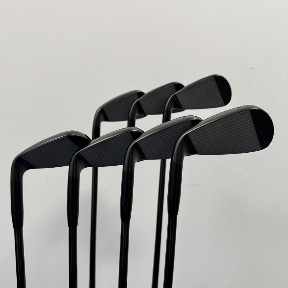 Mizuno JPX 925 Hot Metal Black Iron Set 5-PW, GW Steel Stiff Right Hand - Mint
